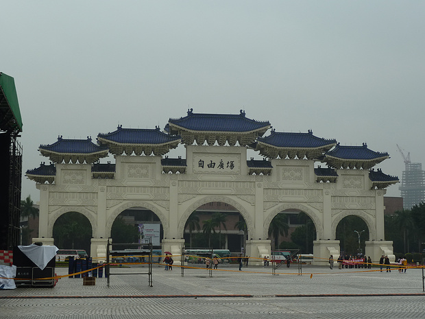 <a href='http://www.251994.com/lvyou/view/169' title='中正紀(jì)念堂' style='color:blue;font-size:14px;'>中正紀(jì)念堂</a>廣場(chǎng)