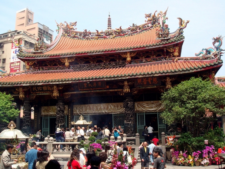 臺(tái)北艋舺龍山寺 ，又稱萬(wàn)年寺