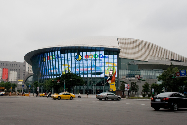 <a href='http://www.251994.com/taipei/927' title='小巨蛋' style='color:blue;font-size:14px;'>小巨蛋</a>體育館
