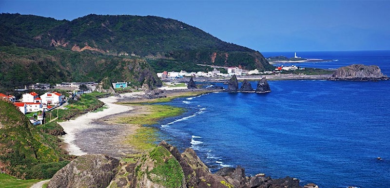 綠島是火山噴發而成的島，周圍全為裙狀隆起珊瑚礁環繞