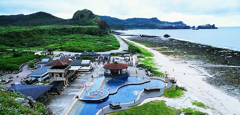 朝日溫泉由綠島的矮丘和海域環抱，是臺灣獨一無二的海底溫泉