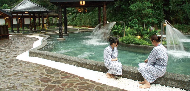 來到知本除了可以欣賞到山林之美，還可享受泡溫泉的樂趣