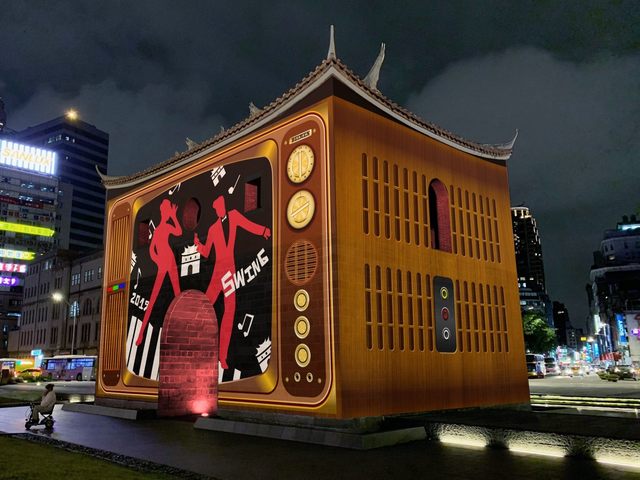 百年建筑三井倉庫以光雕方式投影童趣圖案,呈現老倉庫充滿童趣的對比。